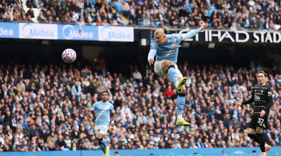 伊蒂哈德球, 曼城坐镇伊